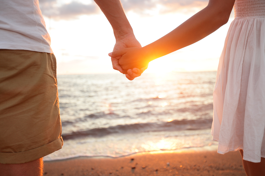 Summer Couple Holding Hands At Sunset On Beach Romantic Young C Prêts Québec 